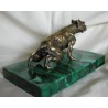 Sculpture \"Chien\", sur socle en malachite.