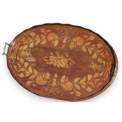 Plateau ovale avec motifs floraux et musicaux.