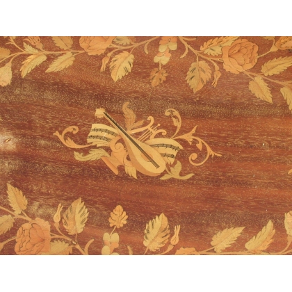 Oval tray with floral and musical motifs. on  Moinat SA  - Antiques and home décor
