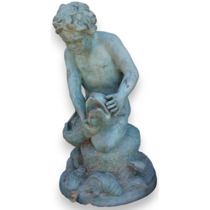 Petite fontaine \"Enfant assis sur un