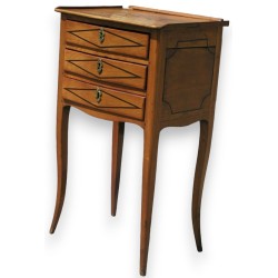Table de chevet marquetée avec 3 tiroirs.