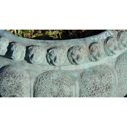 Cache-pot rond décor de \"Têtes de lions\"
