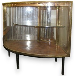 Vitrine de magasin, d\'angle, basse.