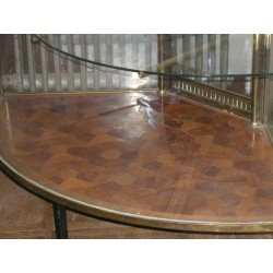  Vitrine de magasin, d'angle, basse. sur  Moinat SA  - Antiquités décoration