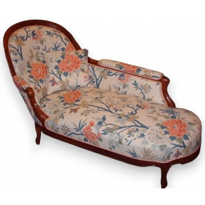 Récamier recouvert d\'un tissu fleuri.