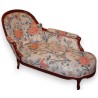 Récamier recouvert d\'un tissu fleuri.