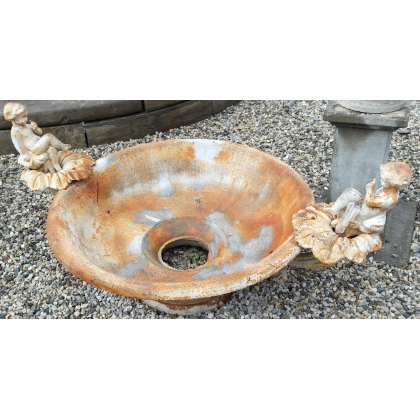  Vasque en fonte blanche "Angelots" sur  Moinat SA  - Antiquités décoration