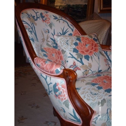 Récamier recouvert d\'un tissu fleuri.