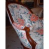 Récamier recouvert d\'un tissu fleuri.
