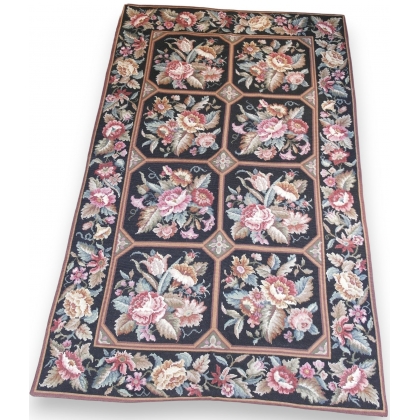  Tapis aux petits points, fond noir et sur  Moinat SA  - Antiquités décoration