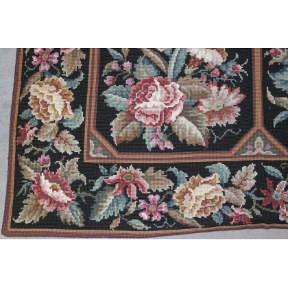  Tapis aux petits points, fond noir et sur  Moinat SA  - Antiquités décoration