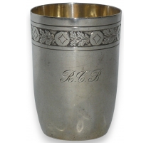 Gobelet, en argent 800. Monogrammé RCB.