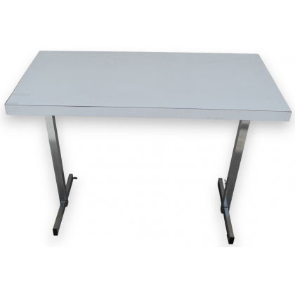  Table blanche rectangulaire, en formica sur  Moinat SA  - Antiquités décoration