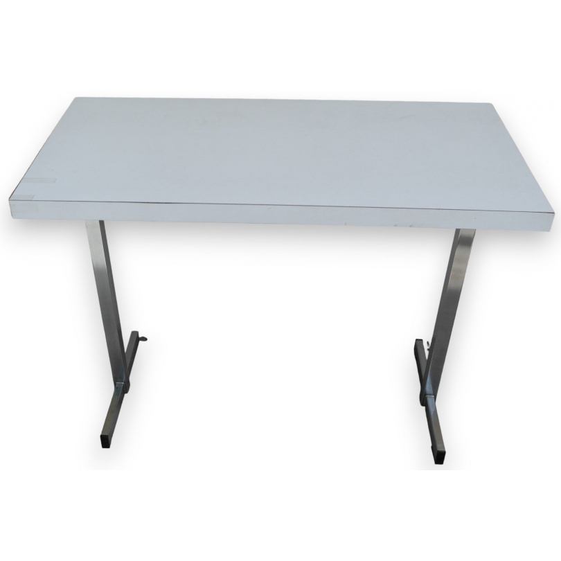  Table blanche rectangulaire, en formica sur  Moinat SA  - Antiquités décoration
