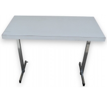 Table blanche rectangulaire, en formica