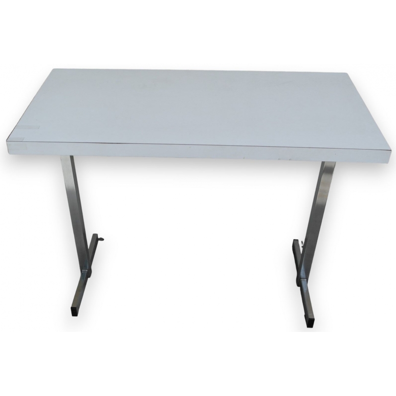 Table blanche rectangulaire, en formica