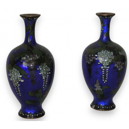  Paire de vases bleus cloisonnés. Décor sur  Moinat SA  - Antiquités décoration