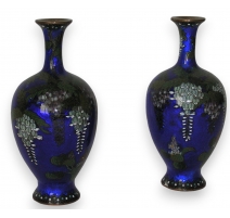 Paire de vases bleus cloisonnés. Décor