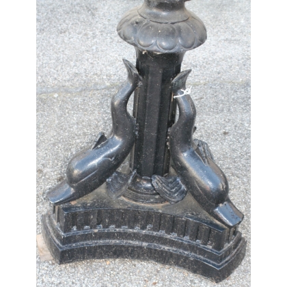  Fontaine "Chérubin" en fonte noire sur  Moinat SA  - Antiquités décoration