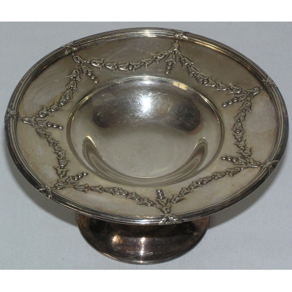  Coupe ronde sur pied, en métal argenté. sur  Moinat SA  - Antiquités décoration