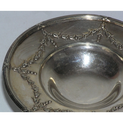 Coupe ronde sur pied, en métal argenté. sur  Moinat SA  - Antiquités décoration