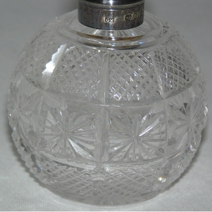 Flacon, en verre taillé. Avec bouchon, sur  Moinat SA  - Antiquités décoration