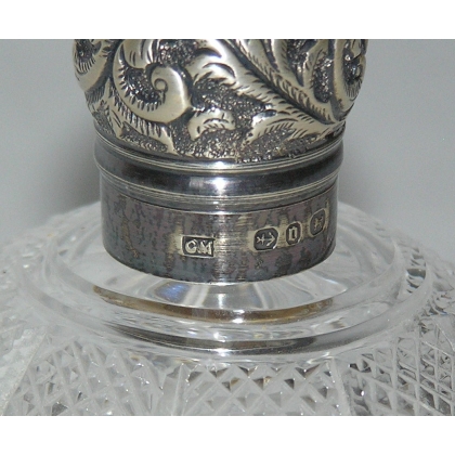  Flacon, en verre taillé. Avec bouchon, sur  Moinat SA  - Antiquités décoration
