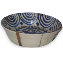 Plat creux, en faïence espagnole. Décor