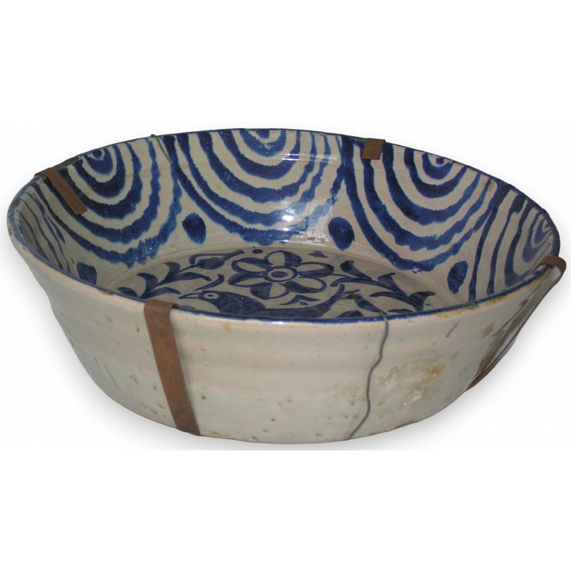 Plat creux, en faïence espagnole. Décor