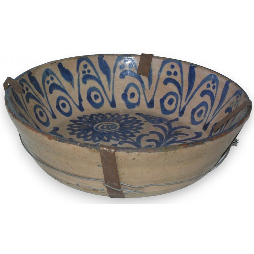 Deep dish, made of Spanish earthenware. Decorated by  Moinat SA  - Antiques and home décor