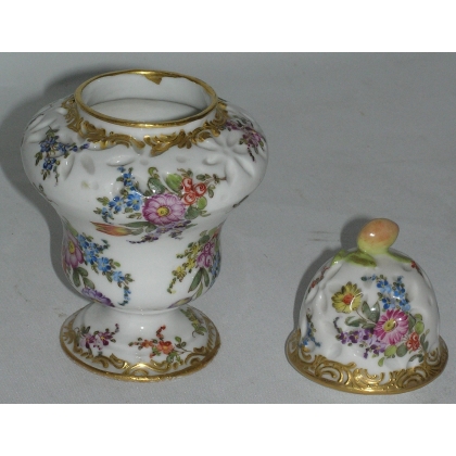 Porcelain pot with lid, by Moinat SA – Antiques and home décor