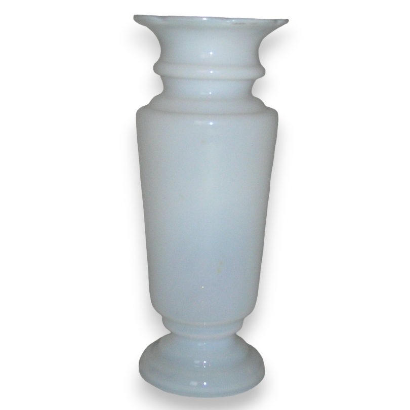 Scalloped vase, in white opaline. on  Moinat SA  - Antiques and home décor