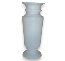 Vase festonné, en opaline blanche.