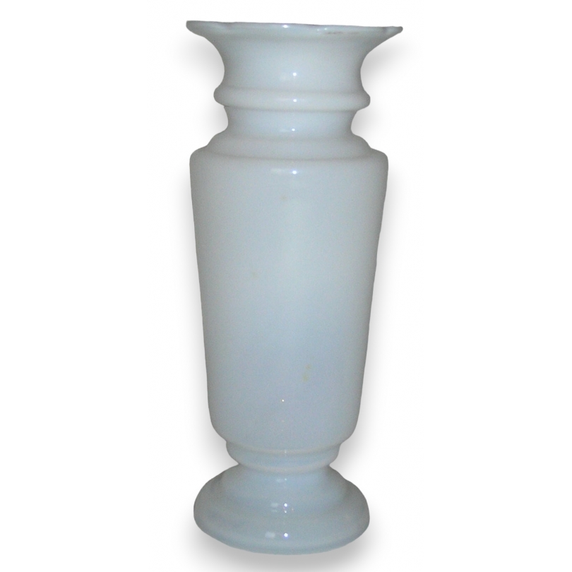 Vase festonné, en opaline blanche.