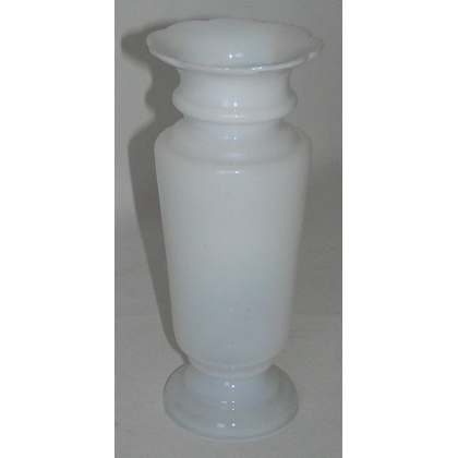Scalloped vase, in white opaline. on  Moinat SA  - Antiques and home décor
