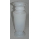 Vase festonné, en opaline blanche.