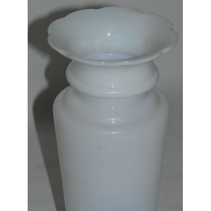 Scalloped vase, in white opaline. on  Moinat SA  - Antiques and home décor