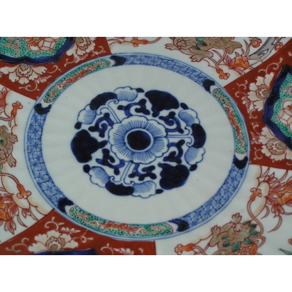 Imari dish with lion motif, by Moinat SA – Antiques and home décor