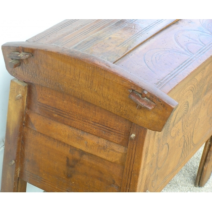  Coffre, en hêtre. Décor de gerbes de sur  Moinat SA  - Antiquités décoration