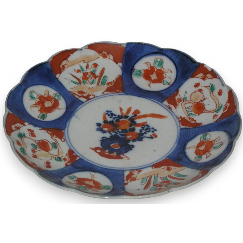 Assiette Imari, en porcelaine. Décor