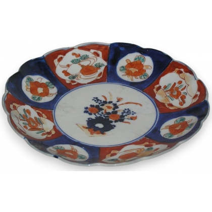 Assiette Imari, en porcelaine. Décor