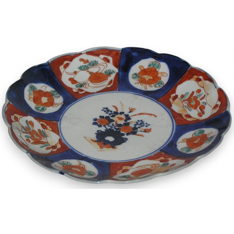 Assiette Imari, en porcelaine. Décor