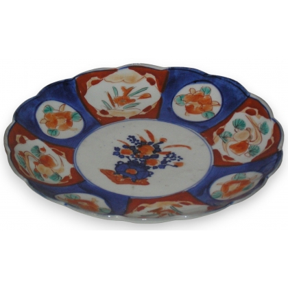 Assiette Imari, en porcelaine. Décor