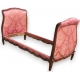 Lit Louis XV recouvert de damas rose