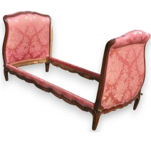 Lit Louis XV recouvert de damas rose