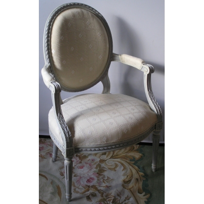 Set of 4 Louis XVI armchairs with medallion motifs. Available from Moinat SA – Antiques and home décor