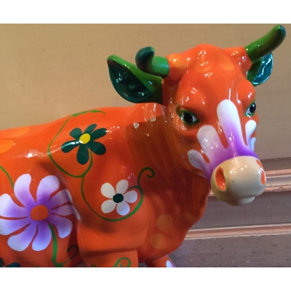 Petite vache en résine orange brillant