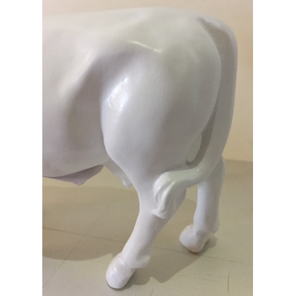 Vache miniature blanche en résine