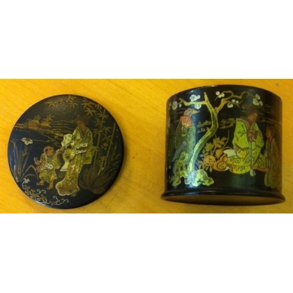 Round wooden box with lid, from Moinat SA – Antiques and home décor
