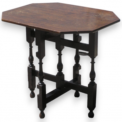  Table pliable de style Louis XIII sur  Moinat SA  - Antiquités décoration